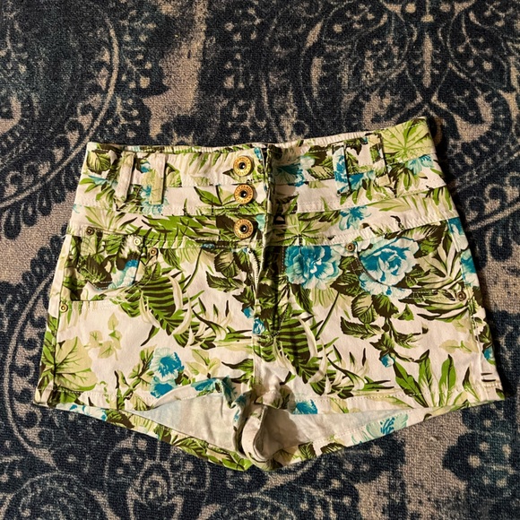 Colourful short - Picture 1 of 3